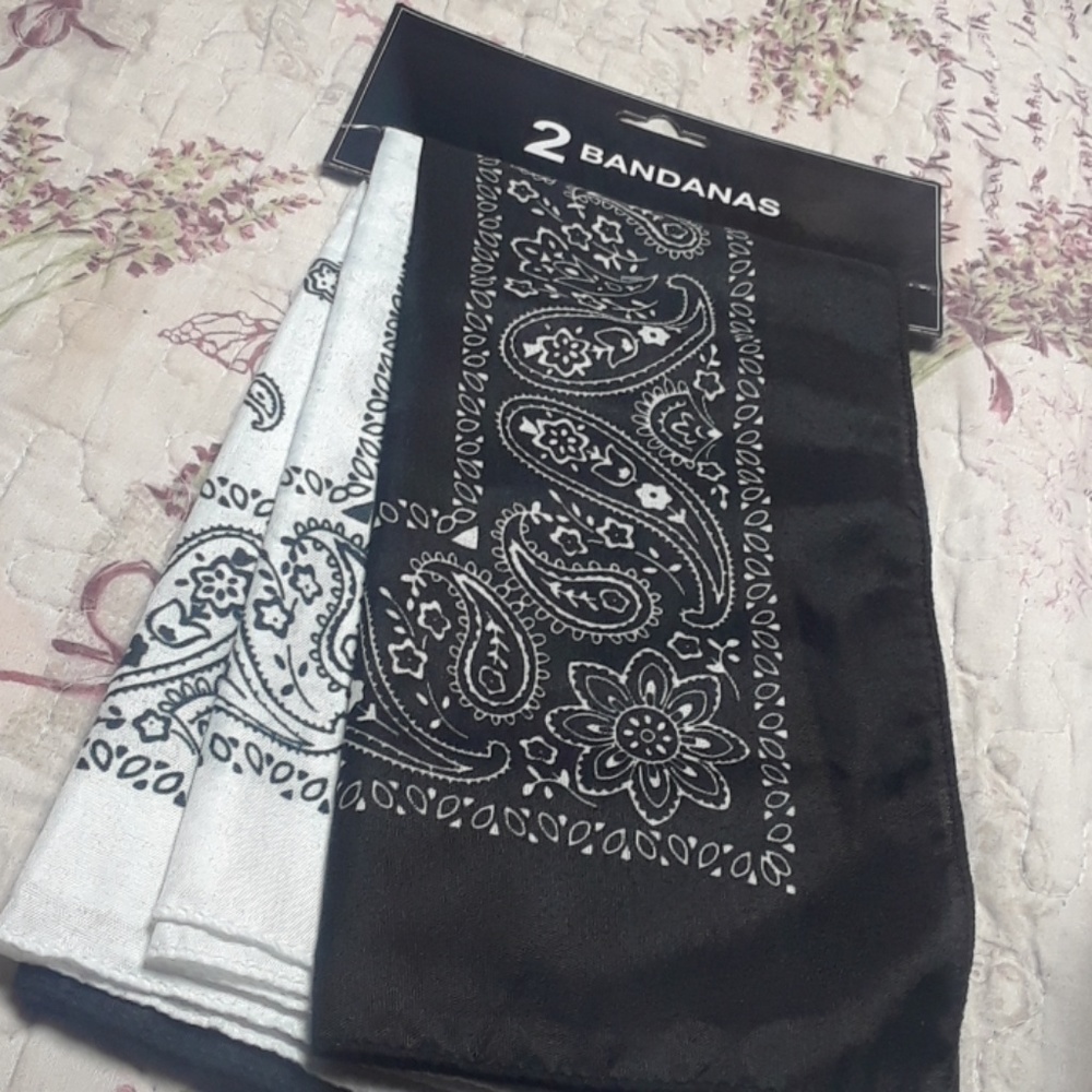 2 Bandanas